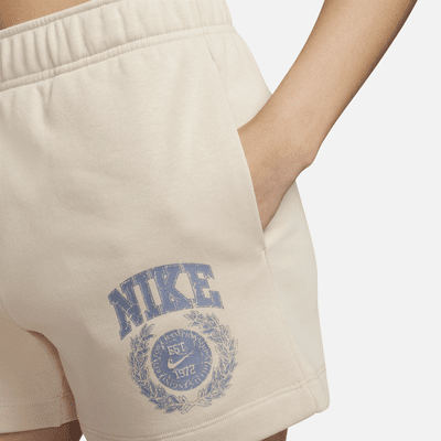 Shorts con gráfico de tiro medio para mujer Nike Sportswear Club Fleece