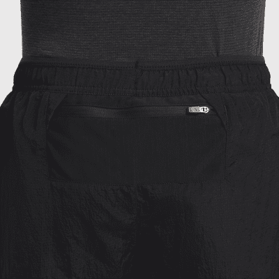 Shorts de correr Dri-FIT de 13 cm repelentes al agua 2 en 1 para hombre Nike Stride Running Division