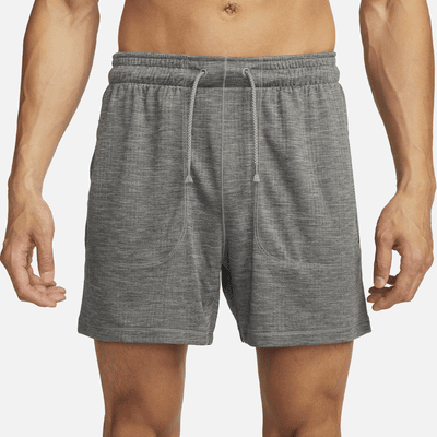 Shorts sin forro Dri-FIT de 13 cm para hombre Nike Yoga