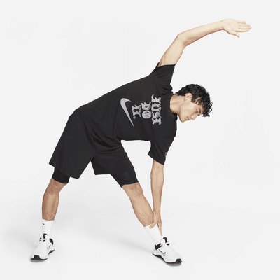 เสื้อยืดฟิตเนสผู้ชายมีกราฟิก Nike Dri-FIT