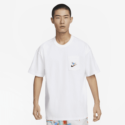 Nike Sportswear Premium Essential Men's Pocket T-Shirt. Nike SG