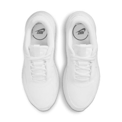white nike shoes