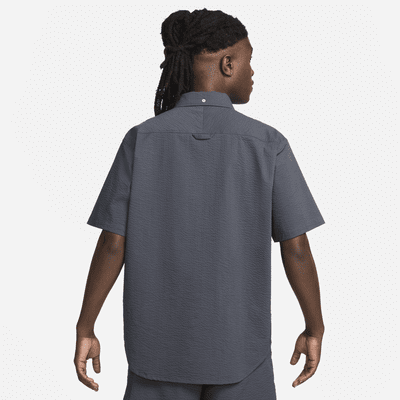 Playera con botones de manga corta seersucker para hombre Nike Life