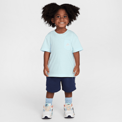 Nike Sportswear Conjunto de playera con bolsillo y shorts de French Terry para bebé