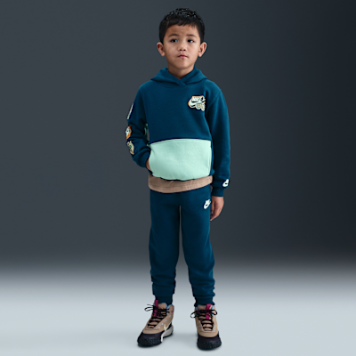 Conjunto de sudadera con gorro sin cierre y joggers de tejido Fleece para niños talla pequeña Nike