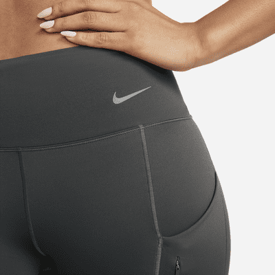 Leggings cortos de tiro medio y sujeción firme con bolsillos para mujer Nike Go