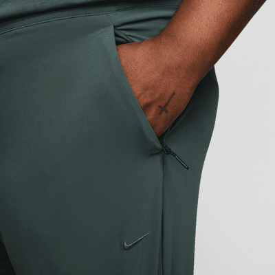 Pants versátiles Dri-FIT de pierna entallada para hombre Nike Unlimited