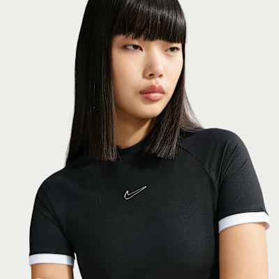 Nike Sportswear Dar Kesimli Kısa Kollu Kadın Üstü görsel 3