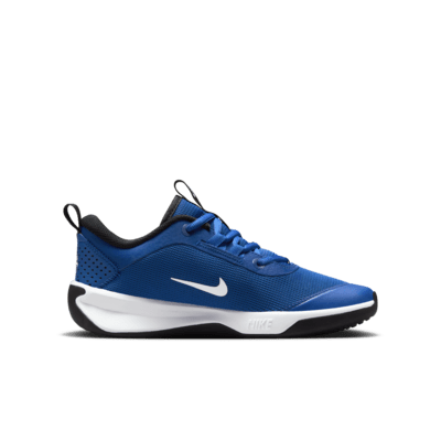 Nike Omni Multi-Court Hallenschuh für ältere Kinder