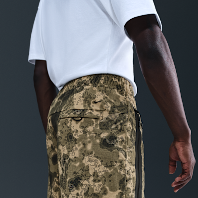 Shorts de tejido Woven Dri-FIT camuflajeados para hombre Nike Tech