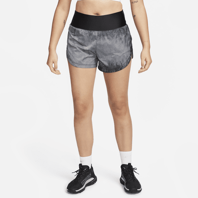 Shorts da running Repel a vita media con slip foderati 8 cm Nike Trail – Donna