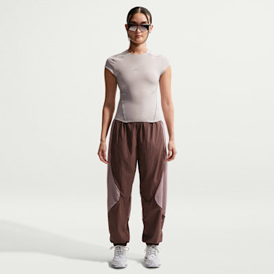 เสื้อวิ่ง Dri-FIT ADV ผู้หญิงพร้อมส่วนเน้นสะท้อนแสง Nike Swift