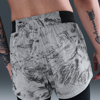 Shorts da running 2 in 1 a vita media con dettagli dal design rifrangente Nike Swift – Donna
