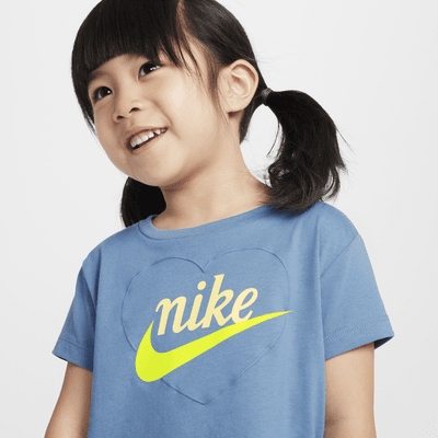 Playera con gráfico de corazón infantil Nike New Impressions