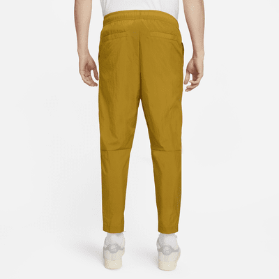 Nike Club Men's Lightweight Woven Trousers. Nike Il