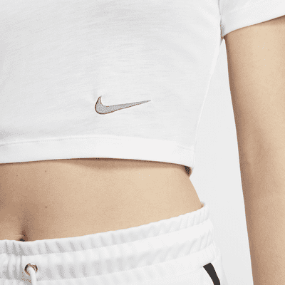 Dámské zkrácené tričko Nike Sportswear se zeštíhleným střihem