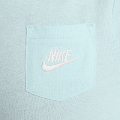 Nike Sportswear Conjunto de playera con bolsillo y shorts de French Terry para bebé