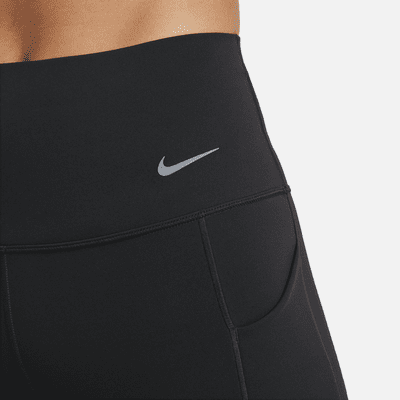 Nike Universa közepes tartást adó, magas derekú, 13 cm-es női kerékpáros rövidnadrág zsebekkel