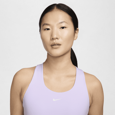 เสื้อกล้ามสปอร์ตบราผู้หญิงซัพพอร์ตระดับกลางเสริมฟองน้ำ Nike Swoosh