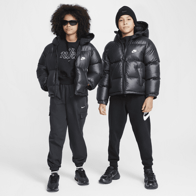 Løstsiddende Nike Sportswear Heavyweight Therma-FIT Repel EasyOn-jakke med hætte og kraftigt syntetisk fyld til større børn