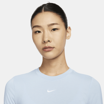 เสื้อยืดเอวลอยทรงเข้ารูปผู้หญิง Nike Sportswear Essential