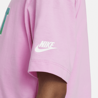 Playera con gráfico para niños talla pequeña Nike Club