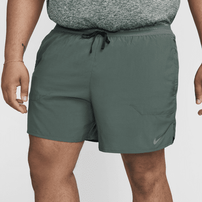 Short de running avec sous-short intégré Dri-FIT Nike Stride 13 cm pour homme