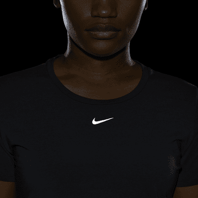 Nike Dri-FIT UV One Luxe kortermet overdel med standard passform til dame