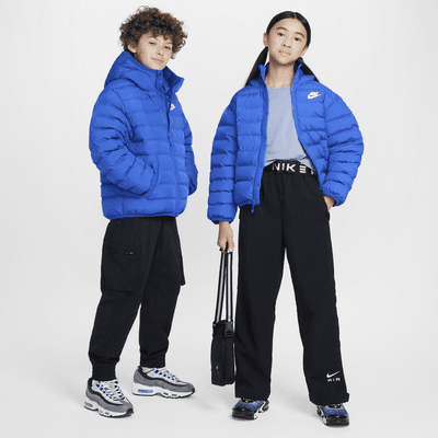 Nike Sportswear Lightweight Synthetic Fill lockere Jacke mit Kapuze für ältere Kinder