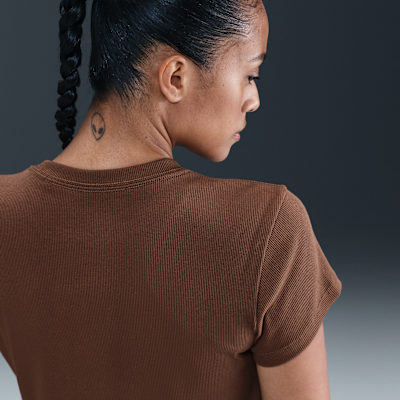 Playera de manga corta de tela de canalé ajustada para mujer Nike Sportswear