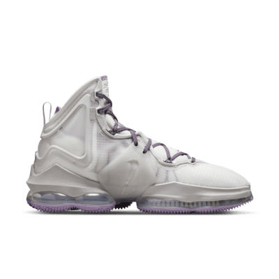 Chaussure de basket LeBron 19