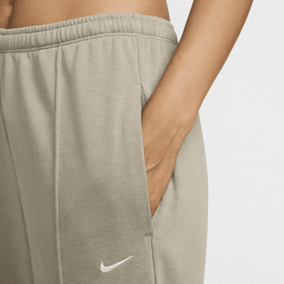 Pants de entrenamiento de French Terry de tiro medio con dobladillo abierto para mujer Nike Sportswear Chill Terry