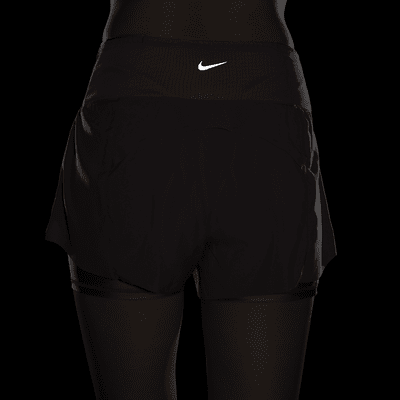 กางเกงวิ่งขาสั้น 3 นิ้วเอวปานกลางผู้หญิงแบบ 2-IN-1 พร้อมกระเป๋า Nike Dri-FIT Swift