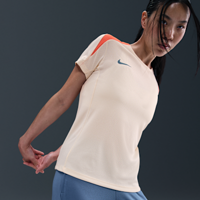 Playera de fútbol de manga corta Dri-FIT para mujer Nike Strike