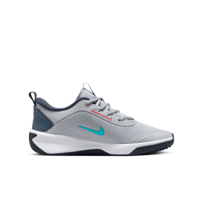 Nike Omni Multi-Court Hallenschuh für ältere Kinder