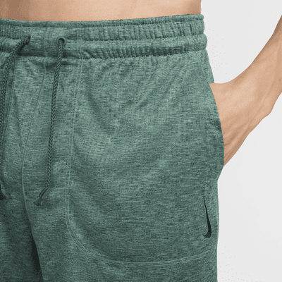 Shorts sin forro Dri-FIT de 13 cm para hombre Nike Yoga