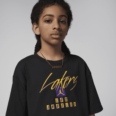 Los Angeles Lakers Courtside Statement Edition Jordan NBA Max90-T-shirt til større børn (drenge)