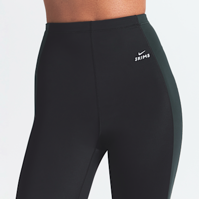 Leggings de tiro alto de 66 cm con estribo y cordón de ajuste para mujer NikeSKIMS Shine