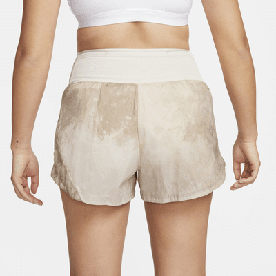 Shorts da running Repel a vita media con slip foderati 8 cm Nike Trail – Donna