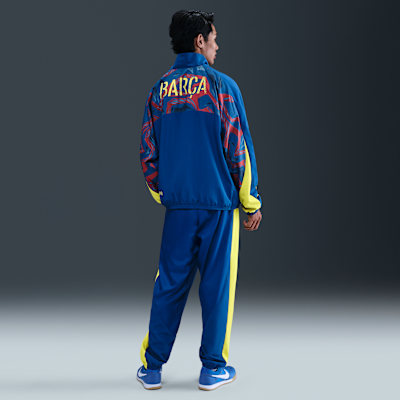 Chamarra de fútbol Nike de tejido Woven para hombre FC Barcelona Starting 5 Fourth