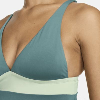 Top de tankini con cuello en V para mujer Nike Swim Essential