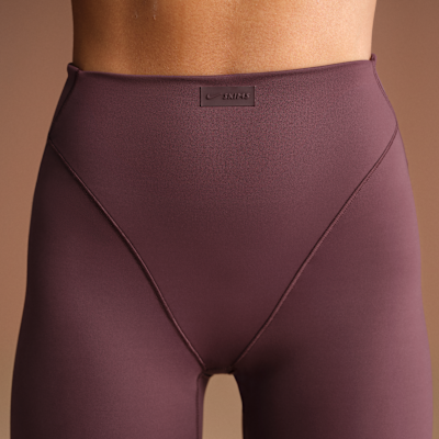 NikeSKIMS Matte Women's High-Waisted V-Panel Straight Leggings