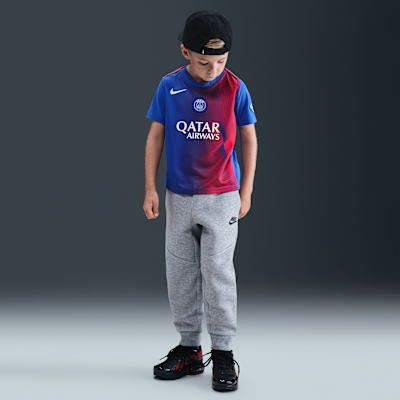 Paris Saint-Germain Academy Pro Üçüncü Nike Dri-FIT Total 90 Maç Öncesi Kısa Kollu Küçük Çocuk Futbol Üstü