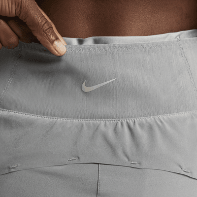 Nike Dri-FIT Swift Pantalons curts 2 en 1 de cintura mitjana i 8 cm amb butxaques de running - Dona