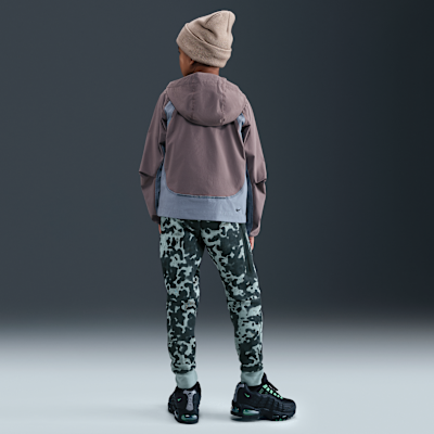 Běžecké flísové kalhoty Nike Tech s maskáčovým vzorem pro větší děti (chlapce)