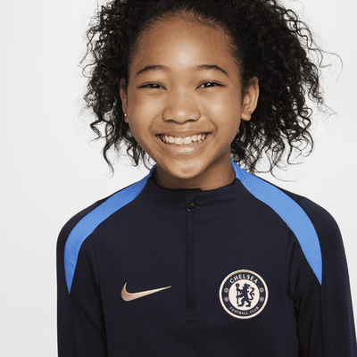 FC Chelsea Strike Nike Dri-FIT Fußball-Drill-Oberteil für ältere Kinder