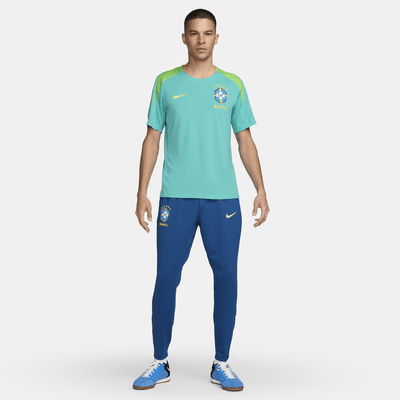 Playera de fútbol de manga corta de tejido Knit Nike Dri-FIT para hombre Brazil Strike