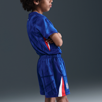 Tredelat fotbollsställ Chelsea FC 2025/26 Stadium (hemmaställ) Nike Replica för barn