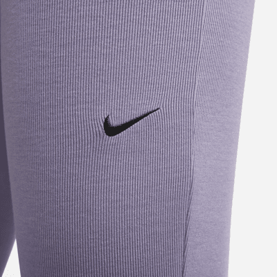 Leggings acampanados de tela de minicanalé ajustados para mujer Nike Sportswear Chill Knit