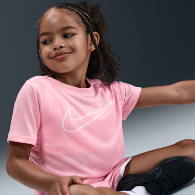 Playera con gráfico para niños talla pequeña Nike Dri-FIT